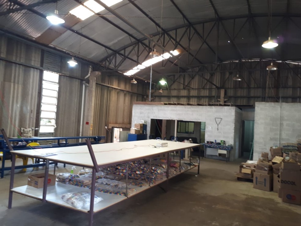 Barracão foi interditado em Marília por produzir máscaras de forma irregular — Foto: Prefeitura de Marília/Divulgação 