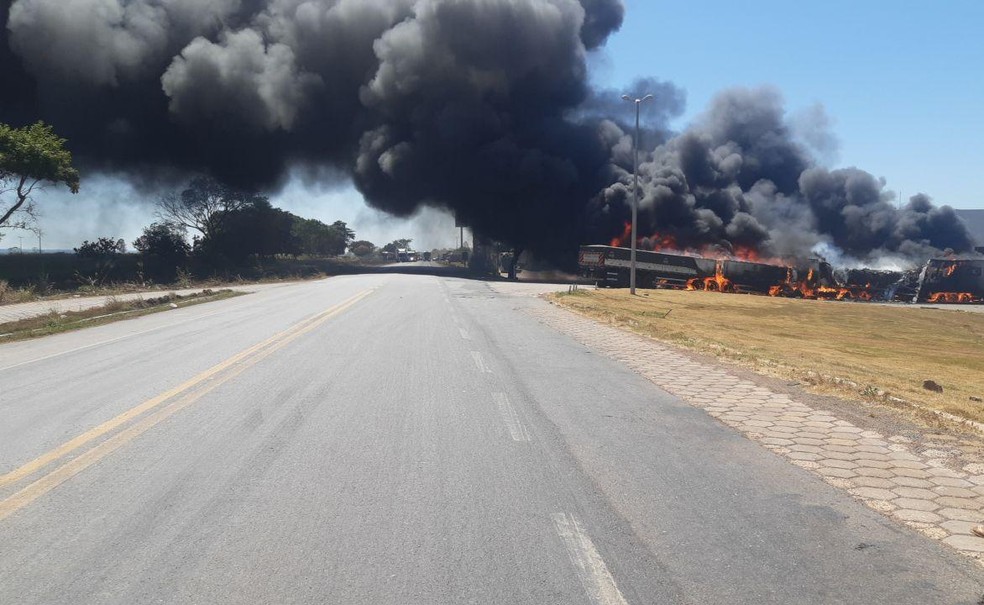 Grande coluna de fumaça se formou no local — Foto: PRF/Divulgação