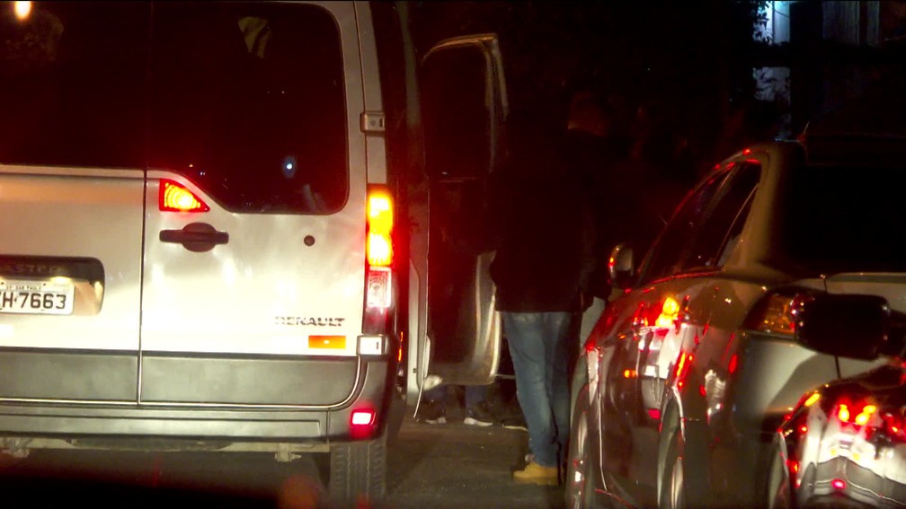 Vans levam pessoas até balada clandestina na cidade de São Paulo — Foto: Reprodução/GloboNews