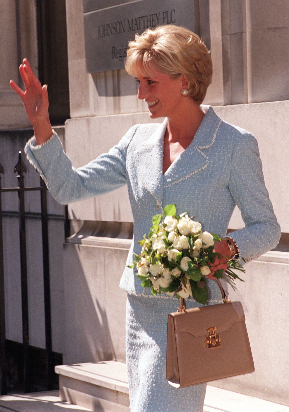A Princesa Diana (1961-1997) em um evento em Londres em abril de 1997 com o relógio hoje pertencente a Meghan Markle, esposa do Príncipe Harry (Foto: Getty Images)
