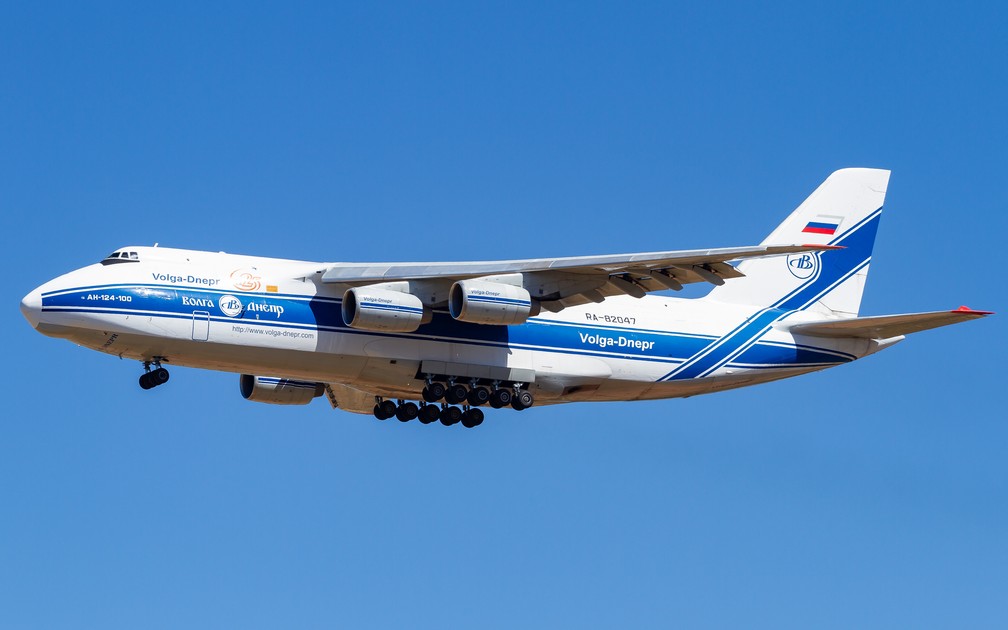 Antonov 124-100 tem 65 metros de comprimento, 21 metros de altura e 24 rodas — Foto: Lucio Daou