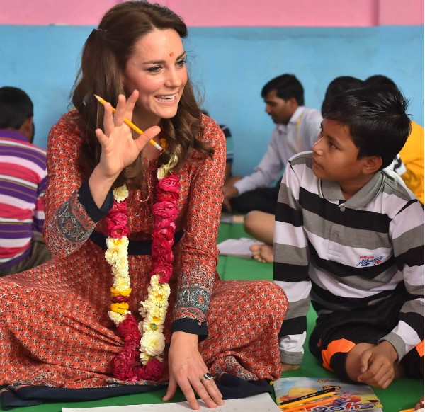 Kate Middleton se encontra com crianças em situação de risco na índia (Foto: Pool / Getty Images)