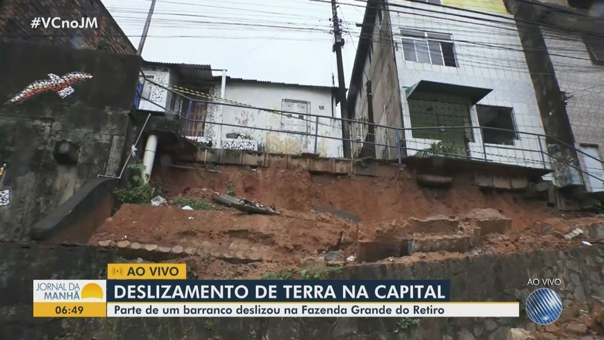 Deslizamento De Terra Causa Interdição De Pista Na Fazenda Grande Do Retiro Em Salvador 