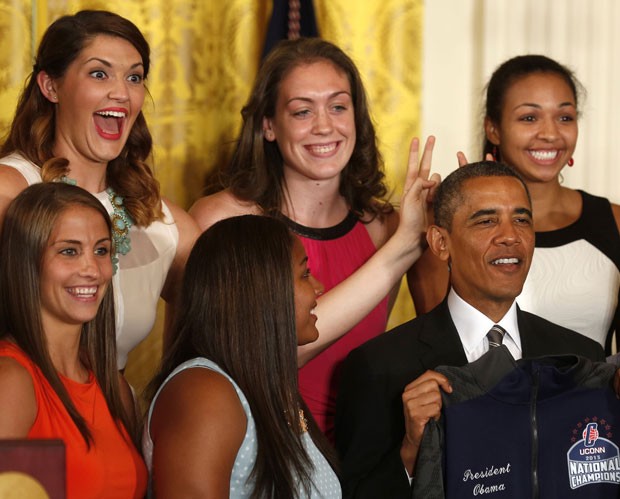 Obama foi alvo de pegadinha ao posar com atletas universitárias na Casa Branca (Foto: Larry Downing/Reuters)