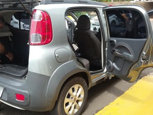 Mercadoria estava escondida em Fiat Uno (Foto: Stephanie Fonseca/G1)