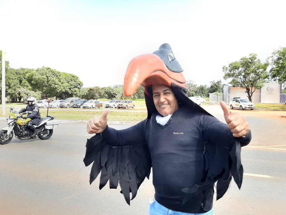 Torcedor vai vestido de urubu para acompanhar treino do Flamengo em Brasília — Foto: Felipe Schmidt/GloboEsporte.com