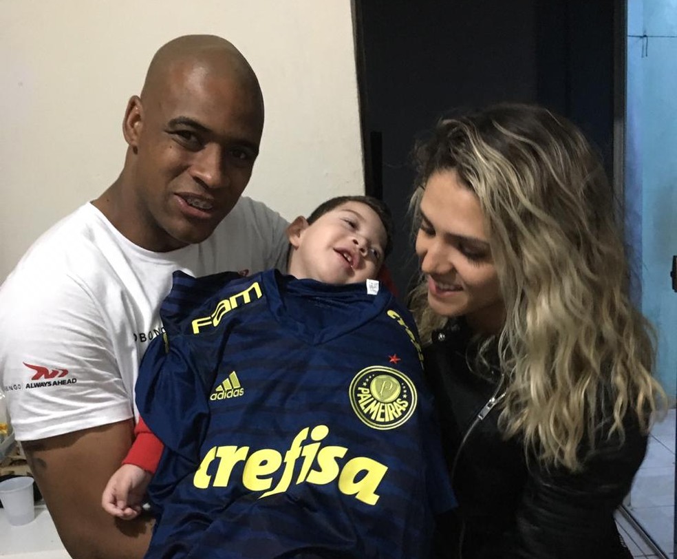 Jailson doa camiseta a Enzo  â Foto: DivulgaÃ§Ã£o / Arquivo pessoal 
