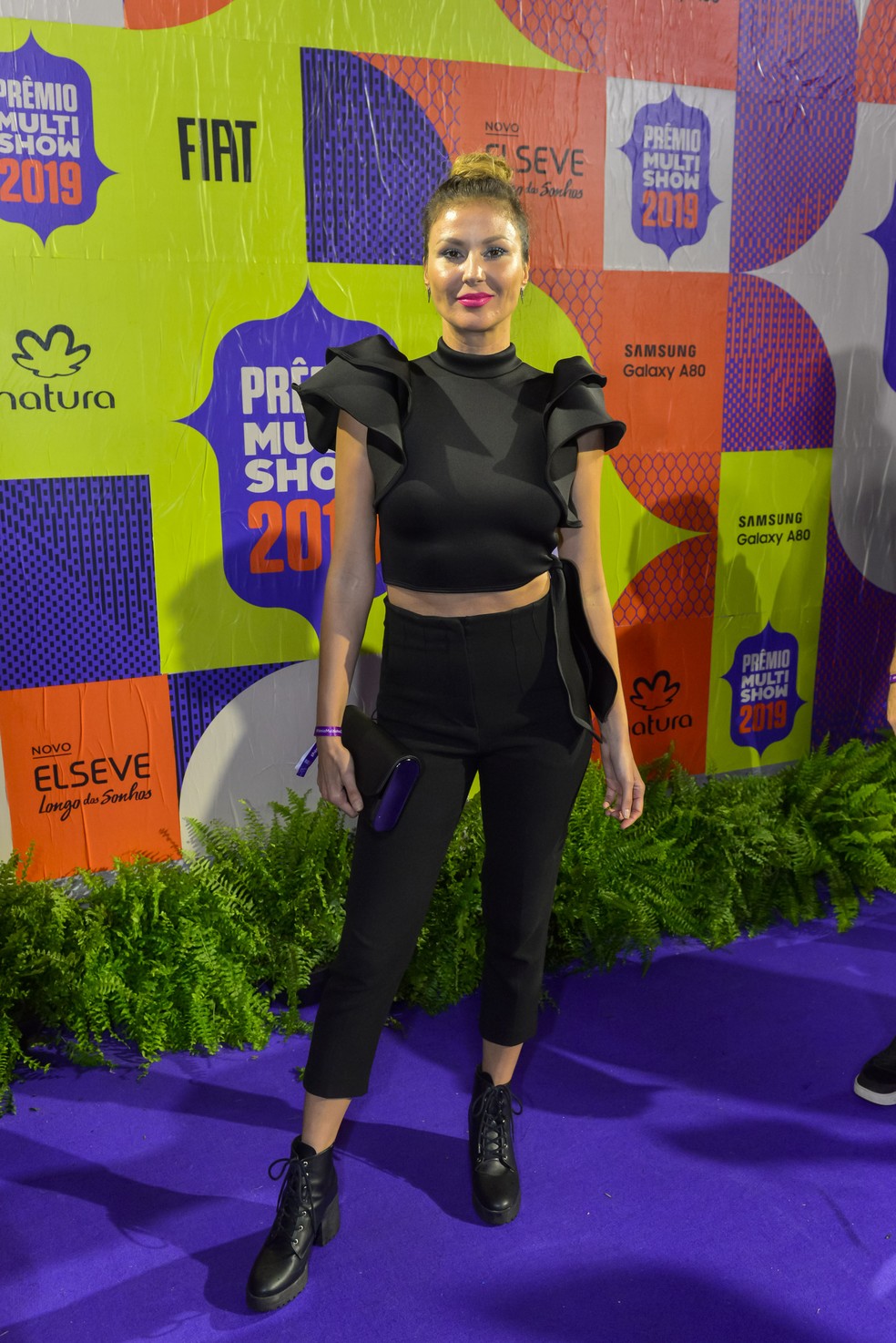 Ellen Jabour ficou fashion de cropped de mangas com babados, calça e botas — Foto: Fabio Cordeiro/Gshow