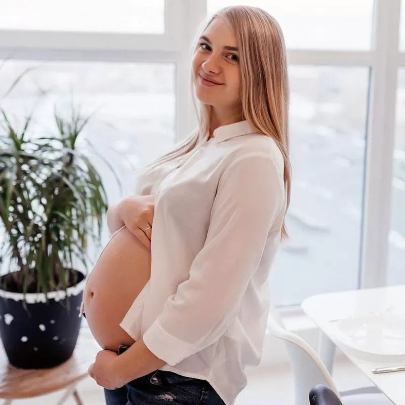 Anna grávida, fotografada antes do início da guerra, em janeiro de 2022 (Foto: BBC News)