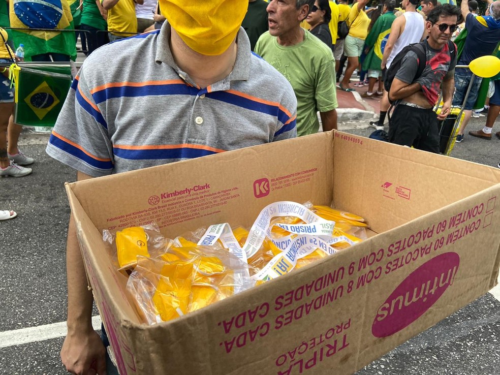 Venda de máscaras durante protesto na Avenida Paulista — Foto: Patrícia Figueiredo/G1