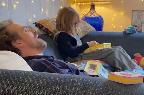 O ator David Harbour cantando no Natal ao lado da sua enteada Marnie, filha de Lily Allen (Foto: Instagram)