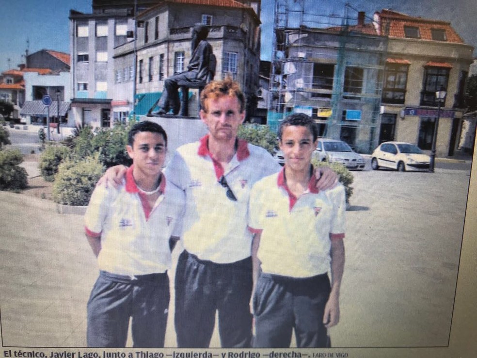 Thiago Alcântara (à esquerda) e Rodrigo Moreno (à direita) com Thiago Javier, treinador nos tempos de Ureca (Foto: Divulgação / Arquivo pessoal)
