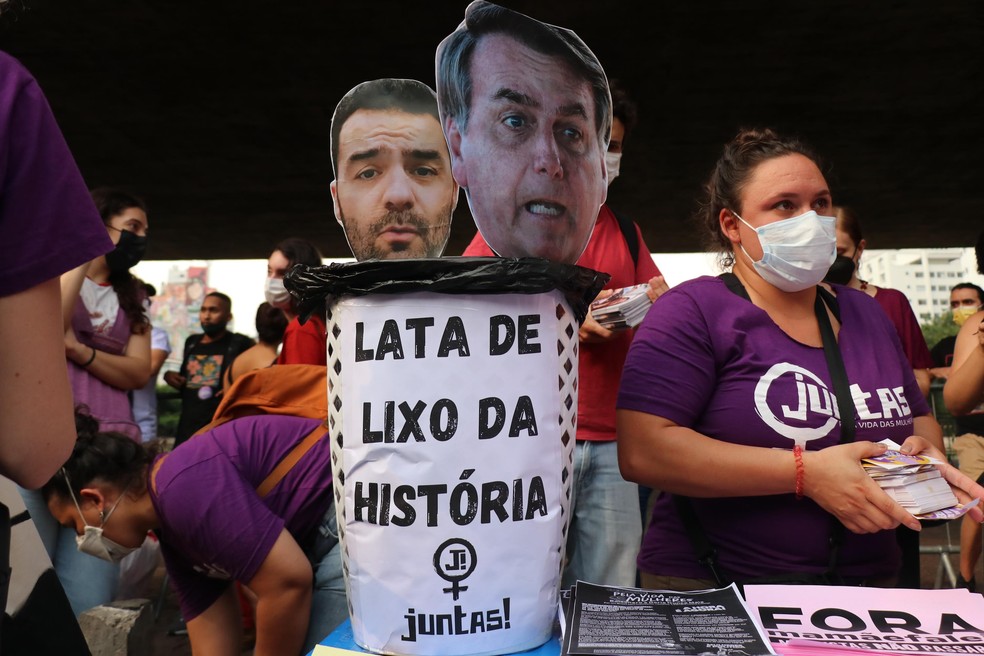 Cartazes de Jair Bolsonaro e Arthur do Val em ato pelo Dia das Mulheres na Avenida Paulista em São Paulo (SP), nesta terça-feira (8)  — Foto: ALLISON SALES/FUTURA PRESS/ESTADÃO CONTEÚDO