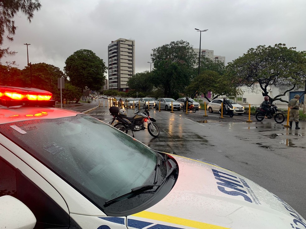 Trânsito na ponte sobre o Rio Poxim em Aracaju — Foto: Kedma Ferr