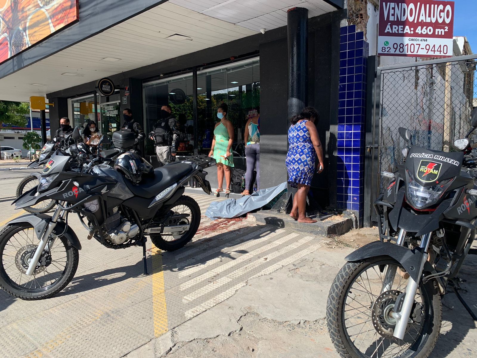 Jovem é morto a tiros em frente à Praça do Centenário, em Maceió