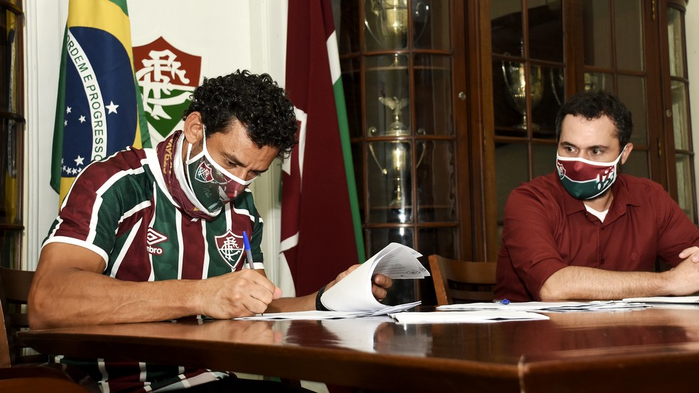 Fred  recepcionado por Mrio Bittencourt e assina contrato com o Fluminense  Foto: Lucas Meron / FFC