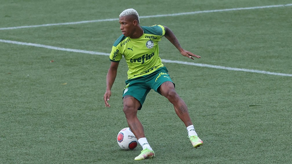 Danilo durante treino do Palmeiras na Academia de Futebol — Foto: Cesar Greco