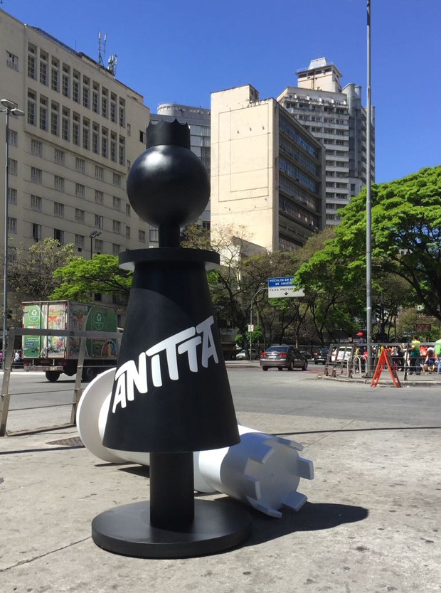 Peças de xadrez gigantes com o nome da Anitta espalhadas por cidades do Brasil (Foto: Divulgação)