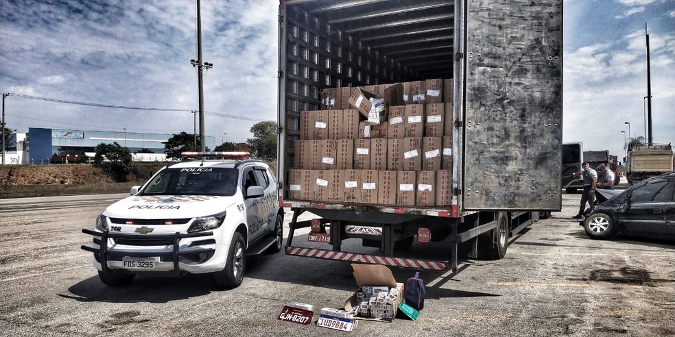 Caminhão com mais de 300 mil cigarros contrabandeados é apreendido em rodovia de Itu — Foto: Divulgação/Polícia Rodoviária