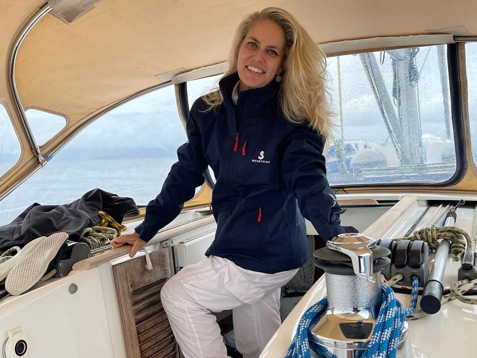 A paulista Luciana Vianna, de 54 anos, estava velejando quando explodiu a pandemia — Foto: Divulgação