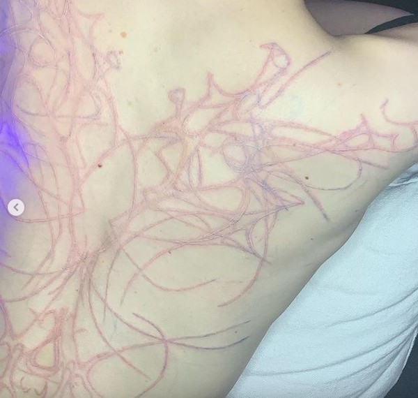 A tatuagem de cicatrizes alienígenas feita nas costas da cantora Grimes (Foto: Instagram)