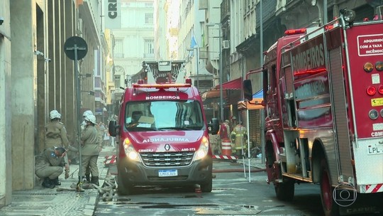 3 bombeiros morrem durante incêndio no Rio; há 3 feridos