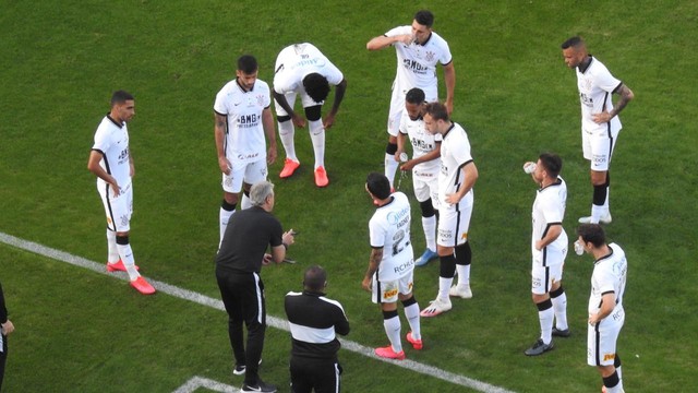 Tiago Nunes reúne elenco em Oeste x Corinthians