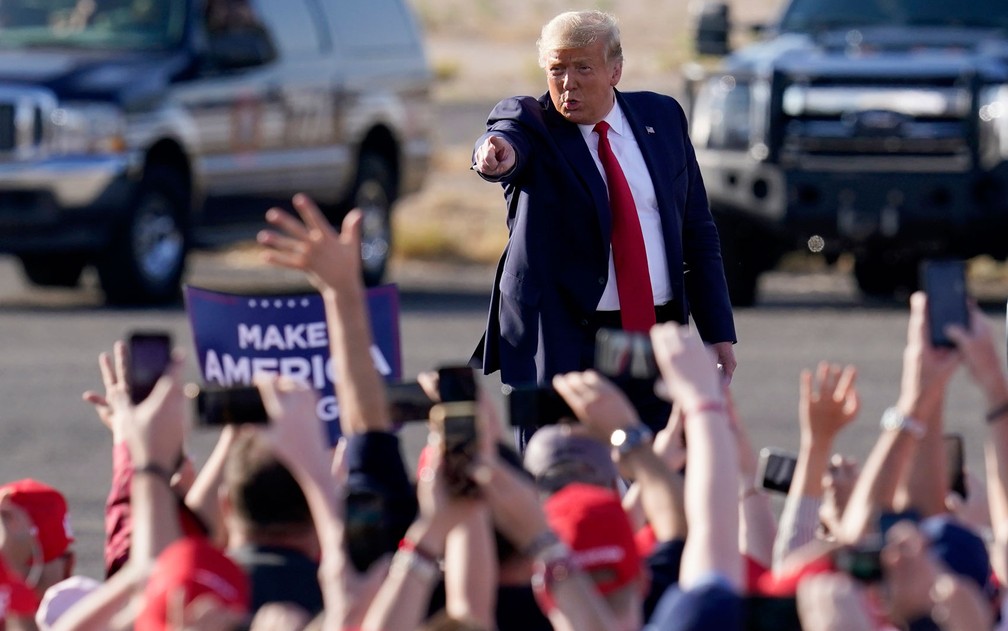 Trump acena para eleitores em com�cio em Tucson, Arizona, na segunda-feira (19) � Foto: AP Photo/Ross D. Franklin