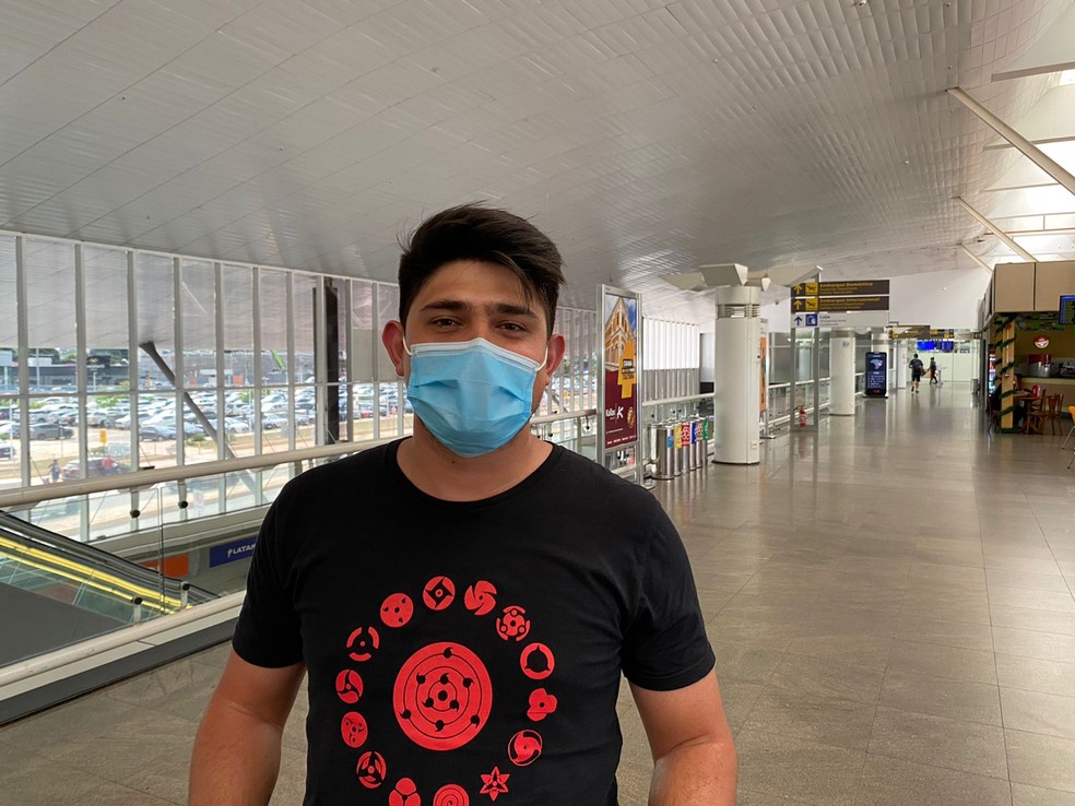 Arquitero Fbio Martins dos Santos concorda com a volta do uso de mscara em aeroportos.  Foto: Carla Salentim/TV Centro Amrica