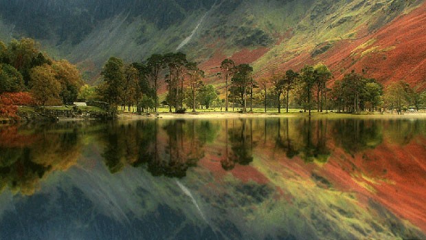 Roger Merrifield capturou uma série de paisagens da natureza britânica durante o outono, sempre refletidas em lagos. Esta foto foi registrada por ele em Buttermere, na Região dos Lagos, no noroeste da Inglaterra (Foto: Roger Merrifield/Barcroft Media)