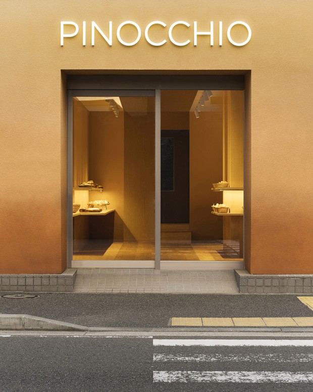 Cor de pão assado decora fachada de padaria minimalista no Japão (Foto: Divulgação)