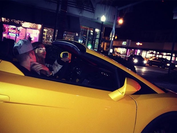 Foto publicada no Instagram do rapper Kahlil mostra Justin Bieber no banco do passageiro e Lamborghini dirigido por modelo em Miami; mais tarde, já ao volante, o cantor canadense foi detido pela polícia (Foto: Reprodução/Instagram/Kahlil)