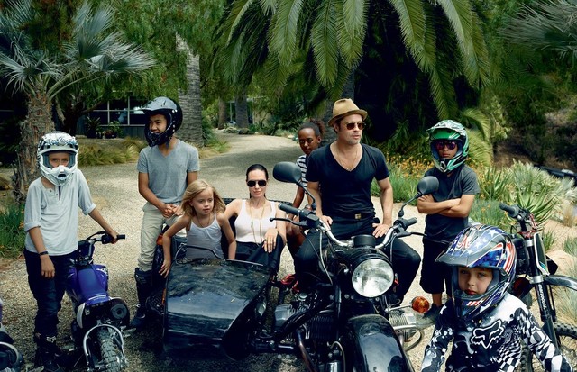 Brad Pitt, Angelina Jolie e sua trupe para a Vogue America  (Foto:  Annie Leibovitz)