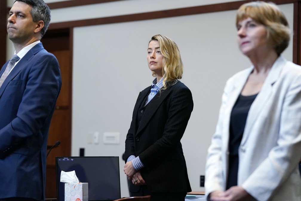 Amber Heard chega ao tribunal em Fairfax, na Virgínia, para julgamento no caso de difamação de Johnny Depp nesta quarta (4) — Foto: Elizabeth Frantz/Pool Photo via AP