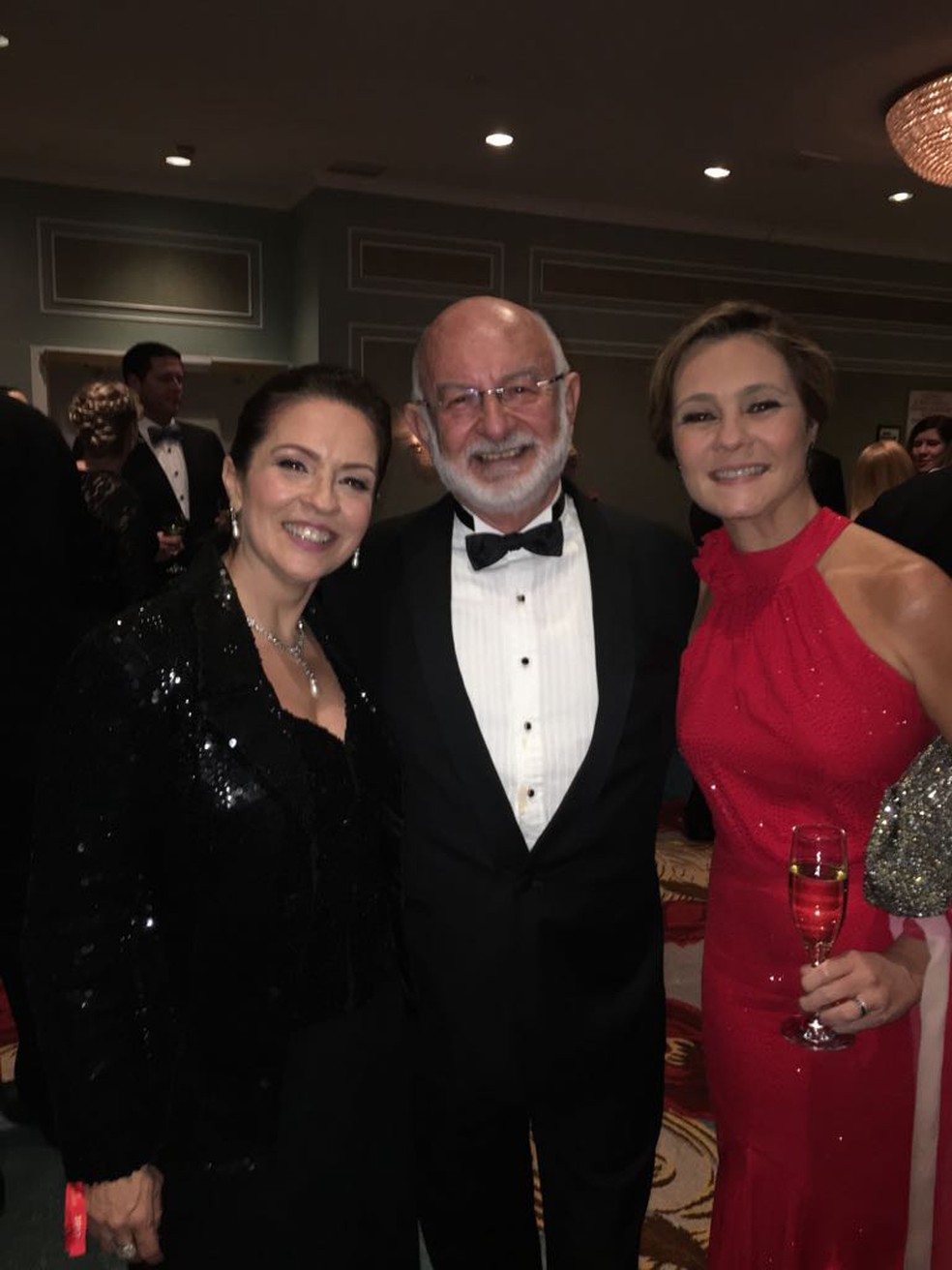 Mônica Albuquerque, Silvio de Abreu, diretor de dramaturgia diária da Globo, e Adriana Esteves (Foto: TV Globo)