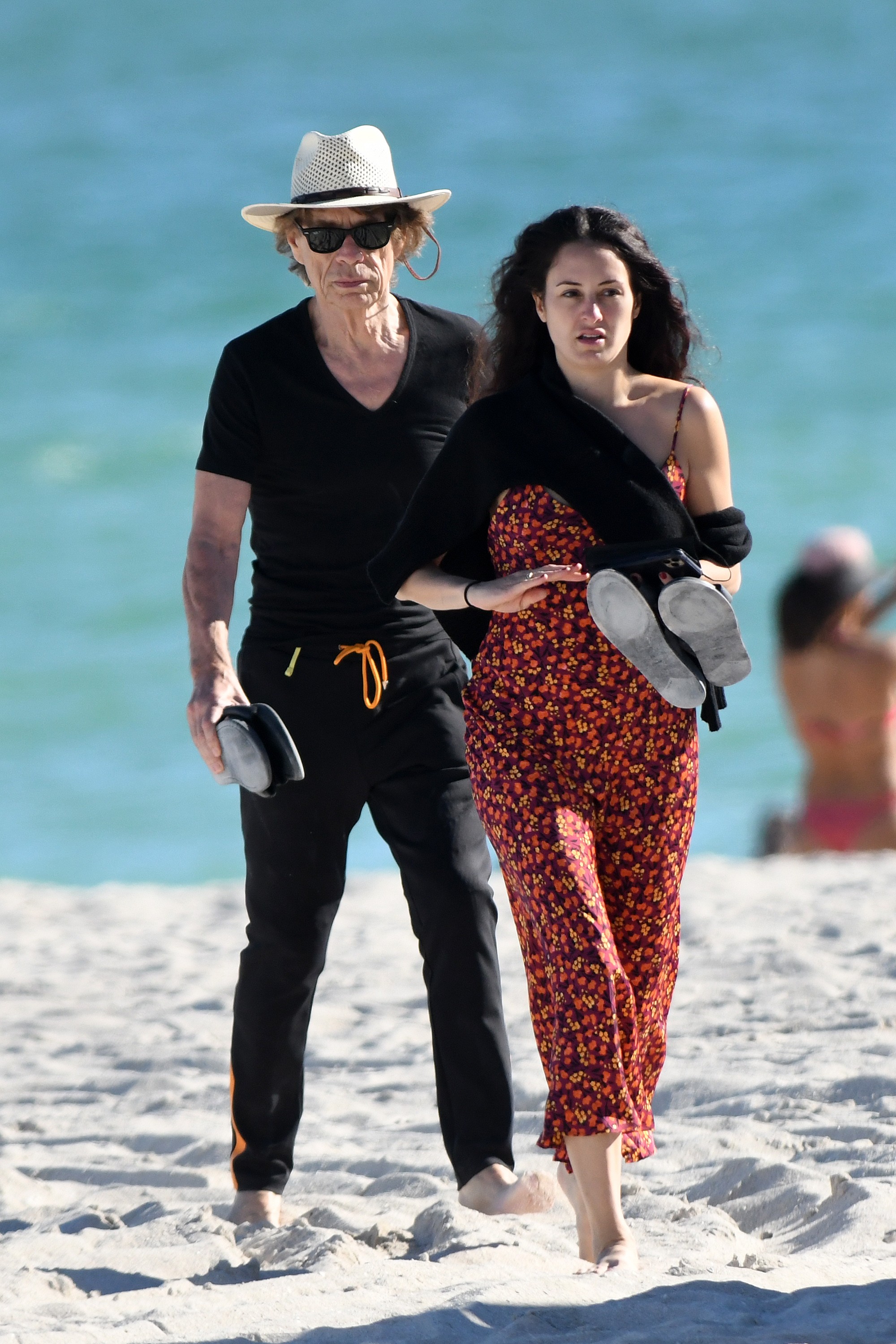 Mick Jagger e a namorada, Melanie Hamrick, curtem praia em Miami (Foto: Grosby Group)