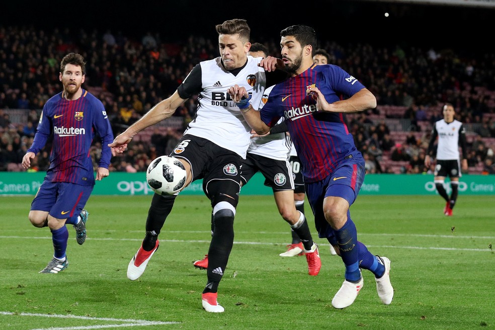 Gabriel Paulista e Suárez travaram um dos duelos da partida entre Valencia e Barcelona, pela semifinal da Copa do Rei (Foto: Albert Gea/Reuters)