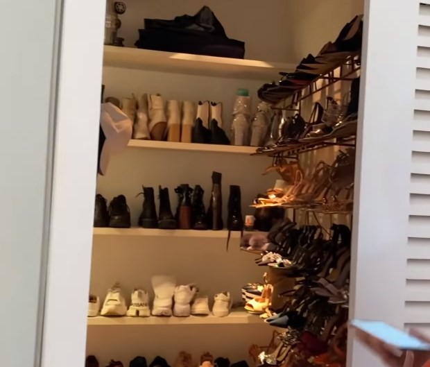 Rafa Kalimann abre closet de sapatos (Foto: Reprodução/YouTube)