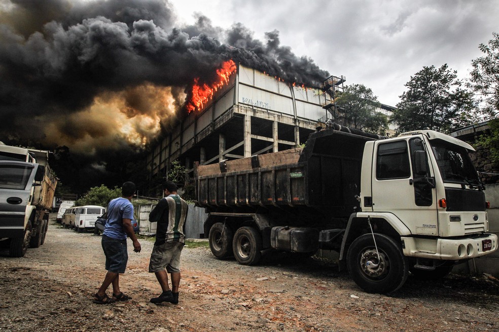 Pessoas observam um incêndio em um centro de distribuição do grupo Pão de Açúcar em Osasco, na Grande São Paulo (Foto: Felipe Rau/Estadão Conteúdo)