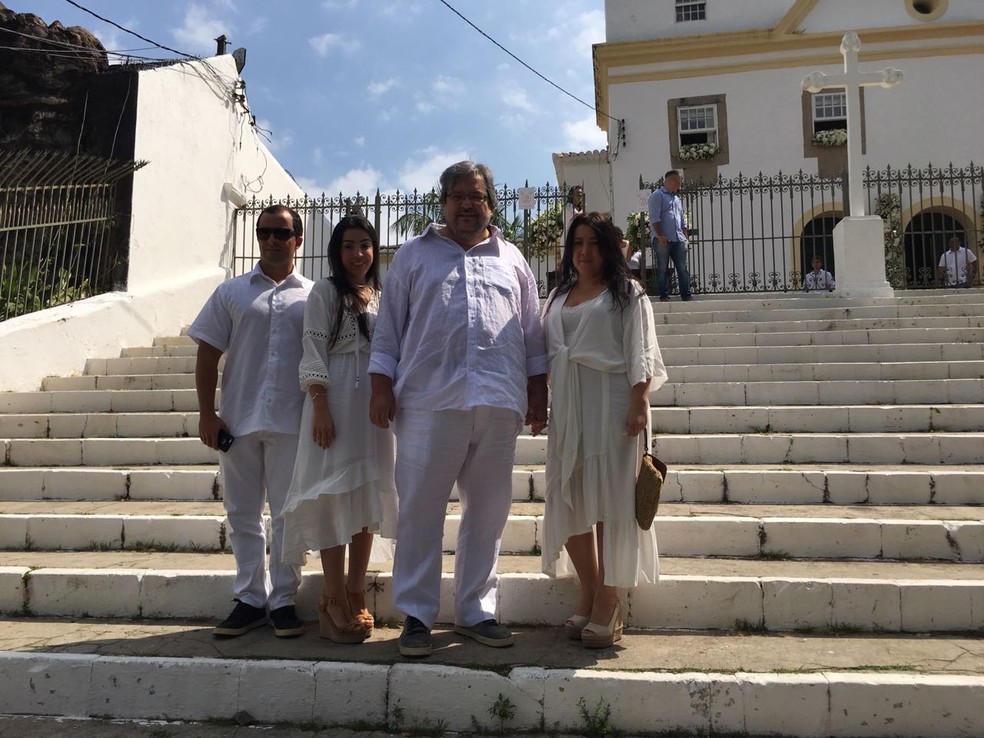 Ricardo Sangalo e a família na chegada para o batizado das sobrinhas Marina e Helena, filhas de Ivete — Foto: João Souza/ G1