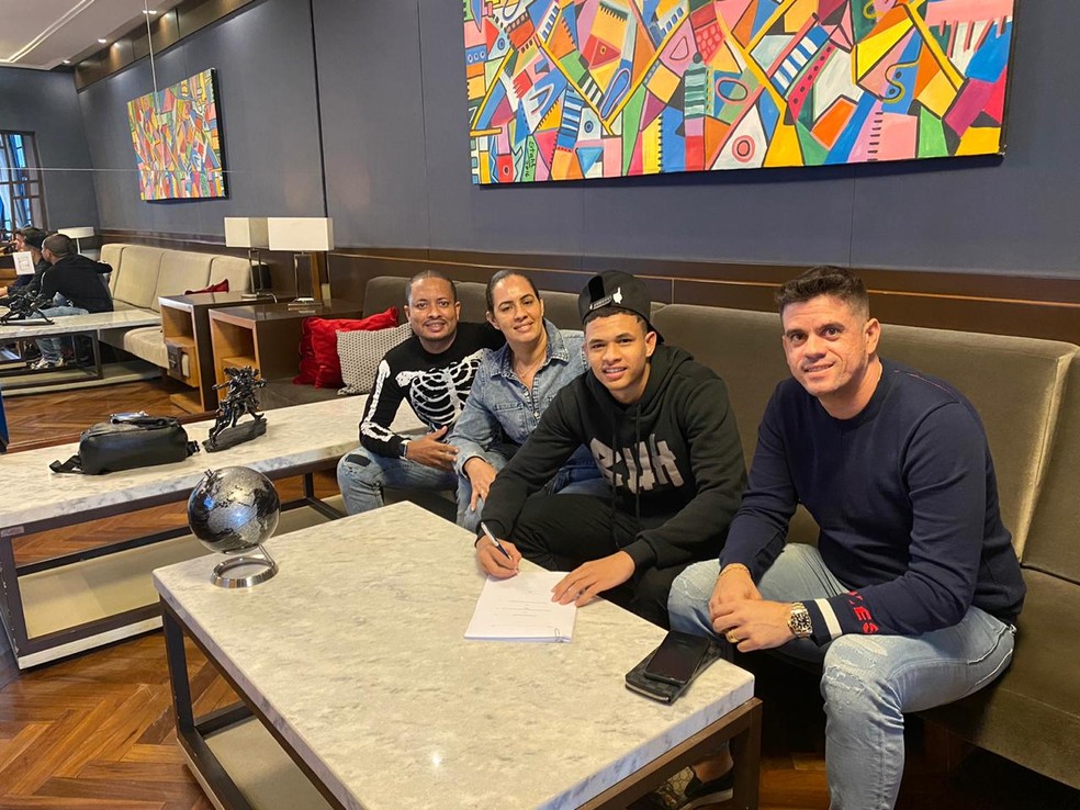 Joia do Grêmio, Diego Rosa assina contrato com o grupo City; veja detalhes do negócio