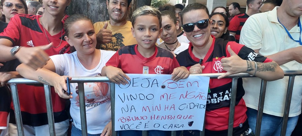 Pequeno torcedor do Flamengo envia mensagem para Bruno Henrique &mdash; Foto: Fred Gomes / ge
