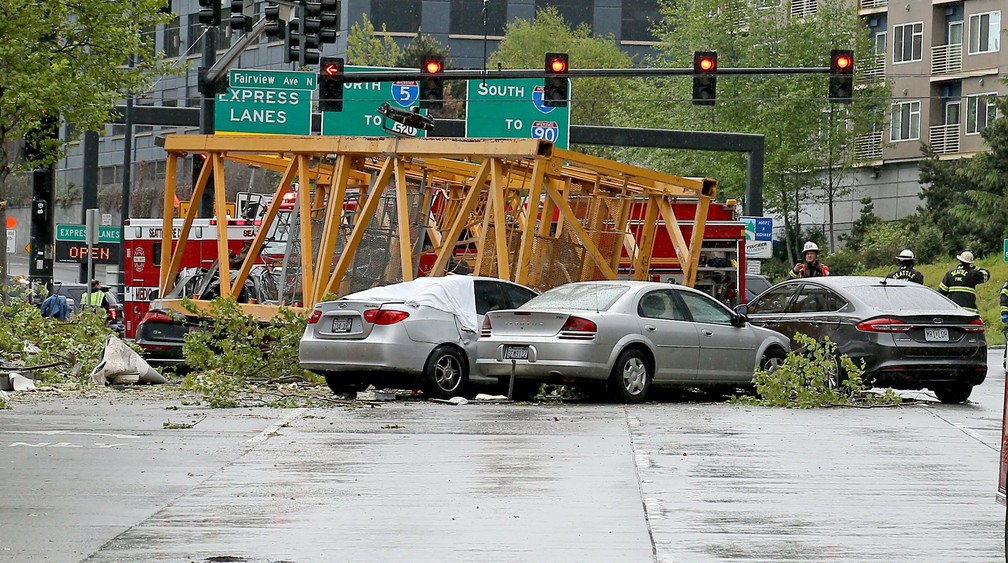 Queda de guindaste em Seattle esmagou carros. Dos quatro mortos, dois estavam nos veículos destruídos — Foto: Greg Gilbert/The Seattle Times via AP