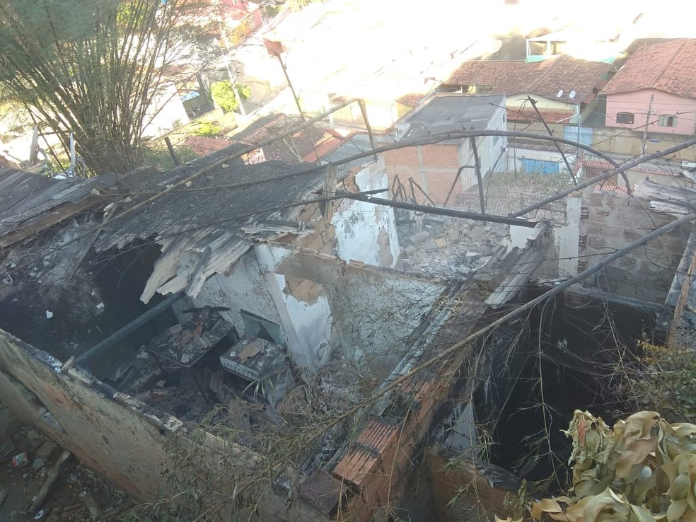 Incêndio atingiu duas casas no bairro Novo Horizonte, em Teófilo Otoni — Foto: Corpo de Bombeiros/Divulgação