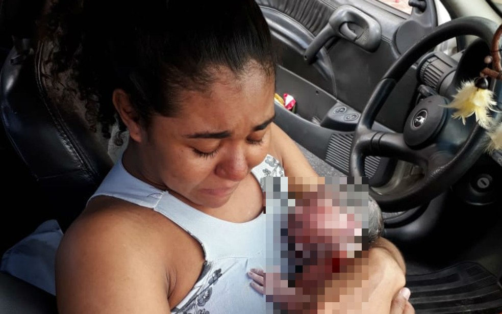 Mulher teve bebê dentro de carro, enquanto esperava senha para fazer exames (Foto: Divulgação/Polícia Militar)
