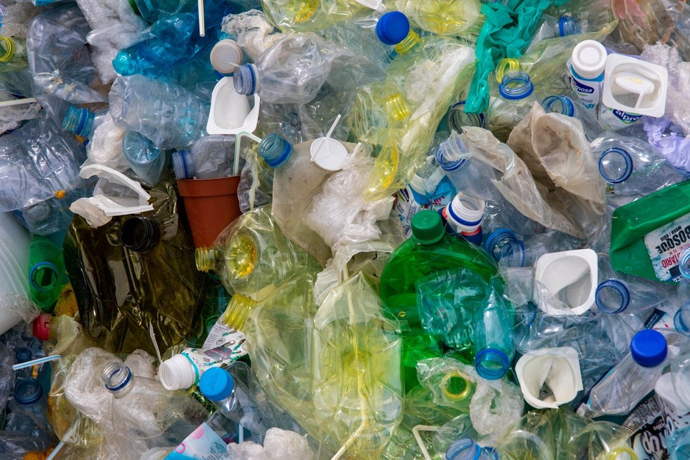 Foto mostra garrafas PET e embalagens de plástico descartadas. — Foto: Pexels