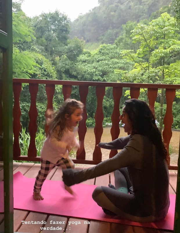 Madalena faz ioga com a mãe, Yanna Lavigne (Foto: Repodução)