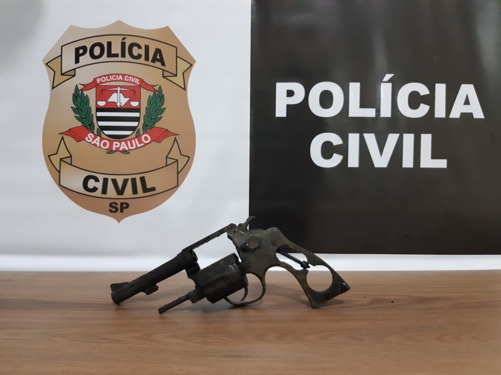 Adolescente entregou a arma utilizada no crime à Polícia Civil em Bauru — Foto: Polícia Civil/Divulgação