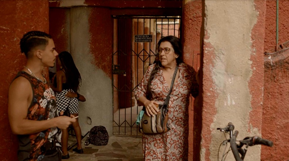 Lurdes (Regina Casé) é rendida por pessoas armadas, em 'Amor de Mãe' — Foto: Globo