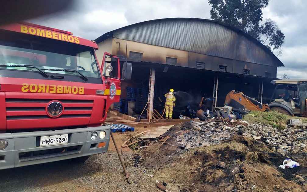 Galpão de distribuidora de alimentos fica destruído após incêndio em Alfenas — Foto: Corpo de Bombeiros